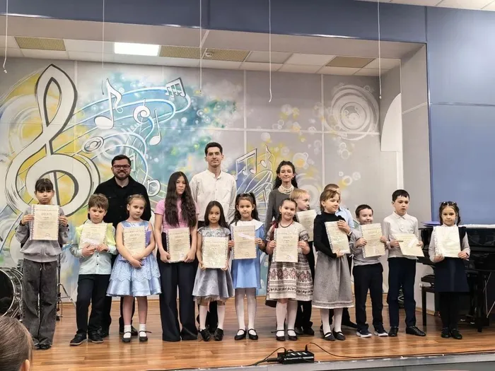 Учащиеся с дипломами