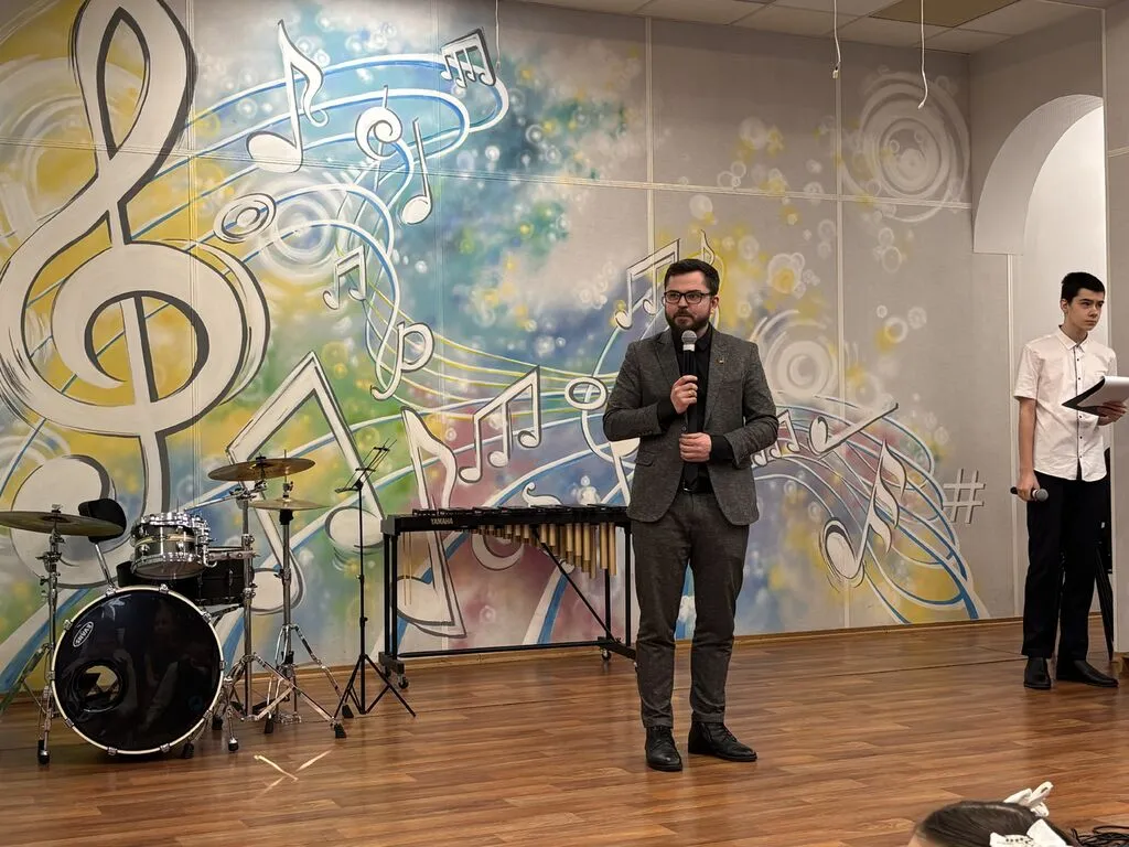 директор - Данила Валериевич Подоляк